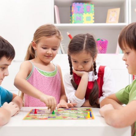 Crianças com experiência com jogos de tabuleiro em casa entram na escola  com mais vantagem em matemática