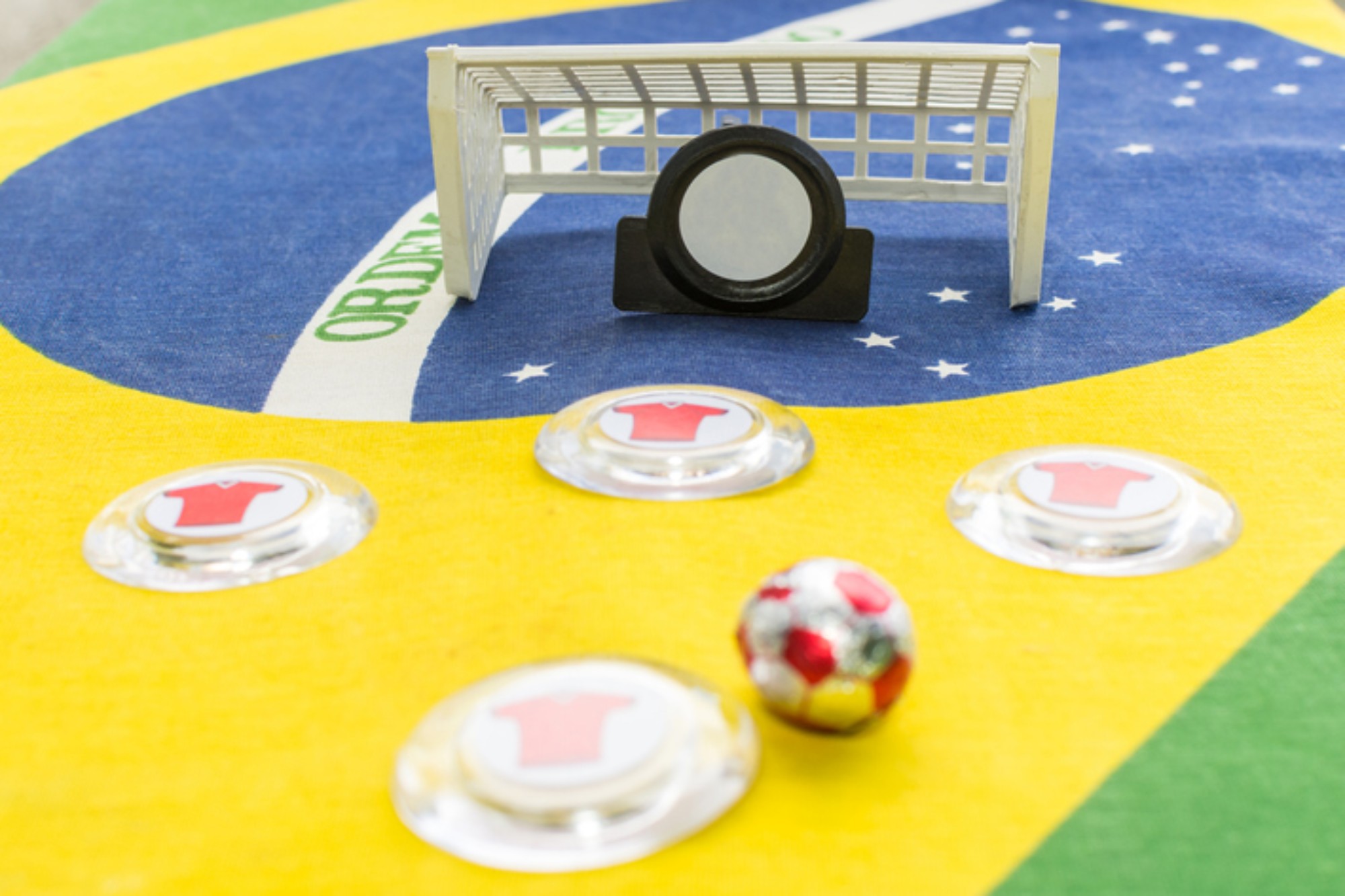 Descubra o que é futebol de botão e como jogar com seus filhos