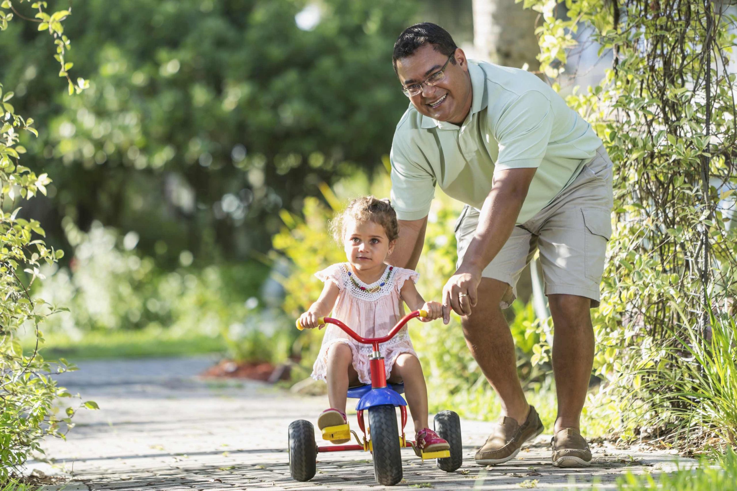 Clínica Todos - ⁣Você sabia que a motoca infantil trás muitos benefícios  para a criança?⠀ ⠀ Quando a criança conduz o veículo de rodas, ela desfruta  de uma sensação de independência, mantém